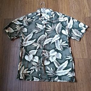 Hawaiian short sleeve men shirt.
